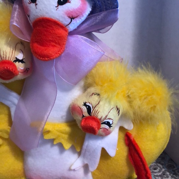 Annalee Mama duck with her three little chicks - Picture 4 of 10